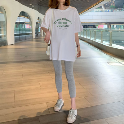 Широка памучна тениска с цветна щампа