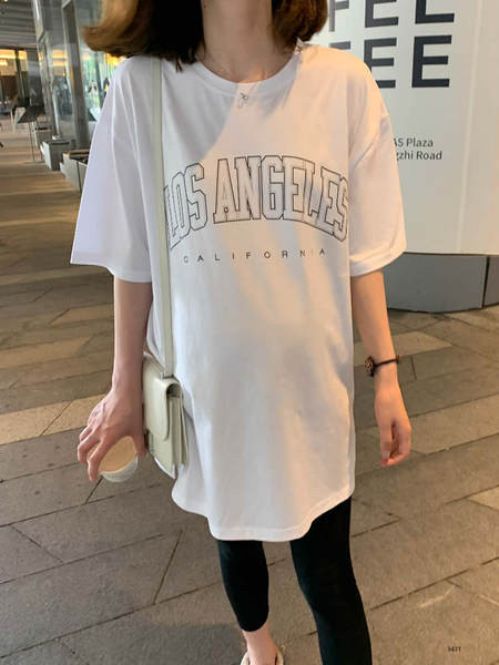 Широка памучна тениска с цветна щампа