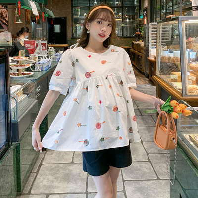 Широк модел блуза за бременни с къс ръкав и цветна спликация