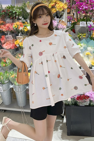 Широк модел блуза за бременни с къс ръкав и цветна спликация