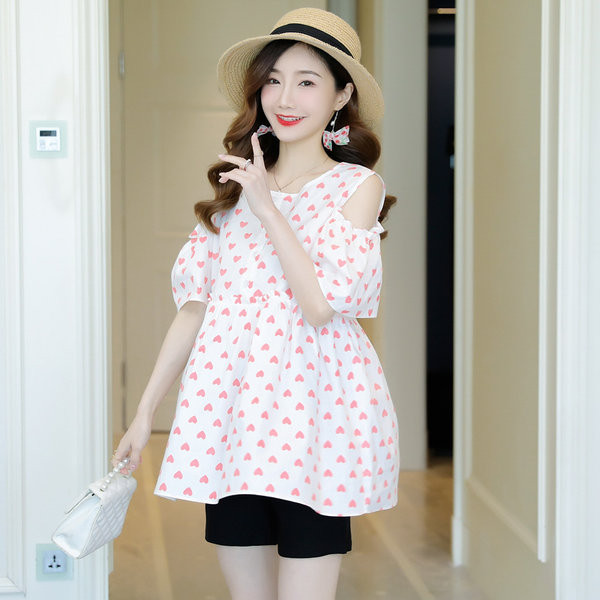 Широк модел блуза с къс ръкав за бременни и изрязани части