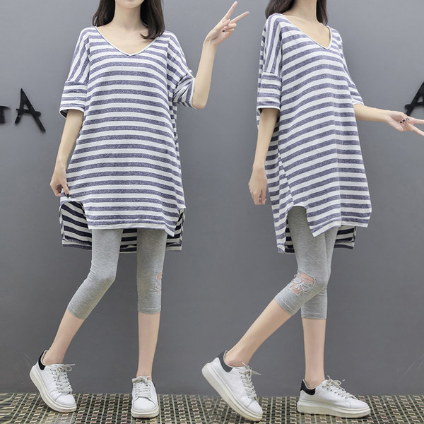 Раирана тениска с шпиц деколте за бременни