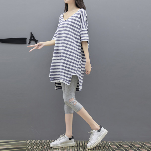 Раирана тениска с шпиц деколте за бременни