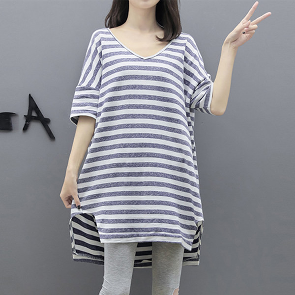 Раирана тениска с шпиц деколте за бременни