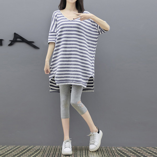 Раирана тениска с шпиц деколте за бременни