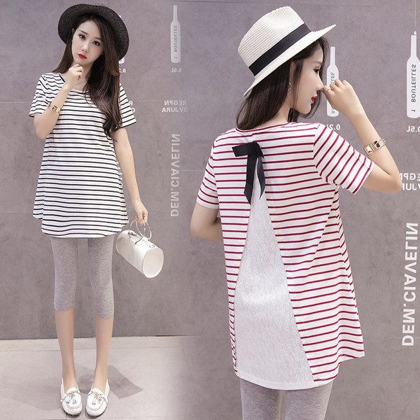 Раирана тениска за бременни с дантела и панделка на гърба 