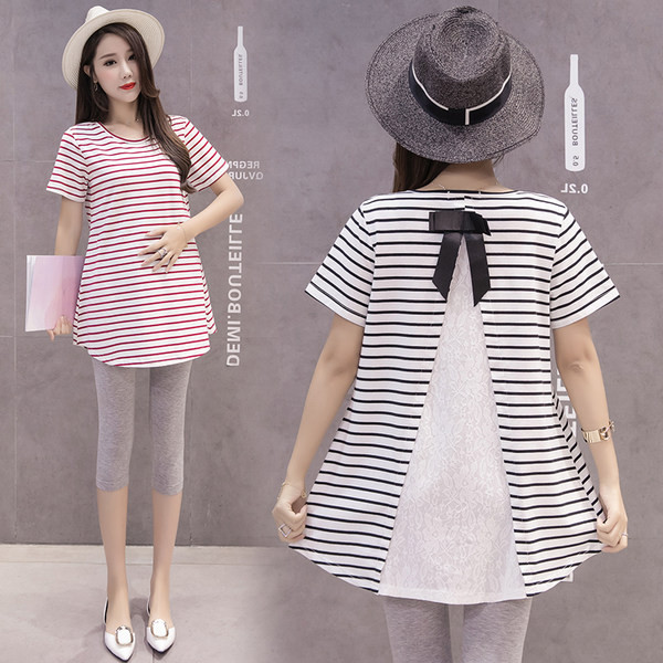 Раирана тениска за бременни с дантела и панделка на гърба 