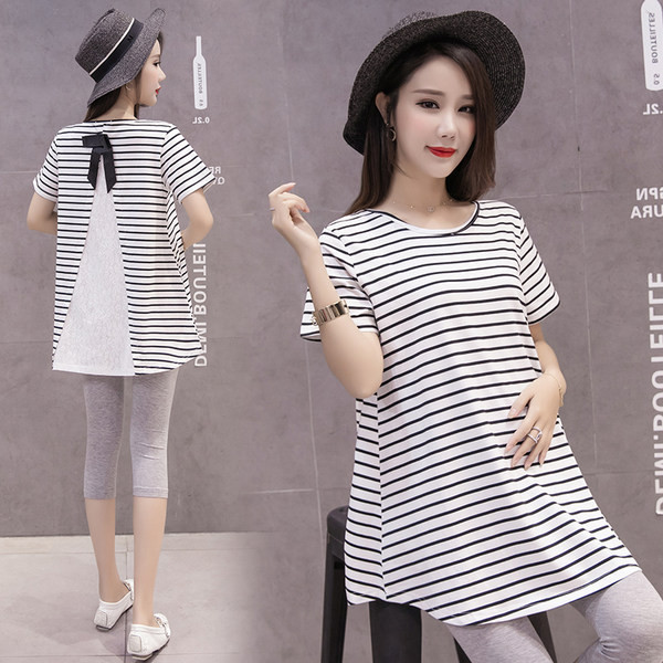 Раирана тениска за бременни с дантела и панделка на гърба 