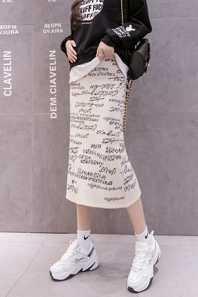 Ежедневна дамска пола с надпис 