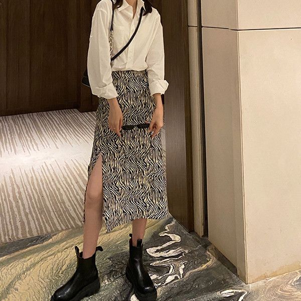 Дълга права пола с цепка подходяща за бременни