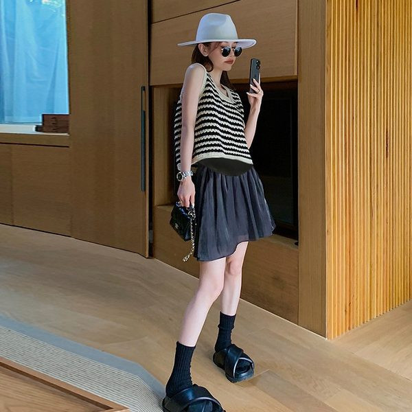 Елегантна пола с лъскав ефект подходяща за бременни