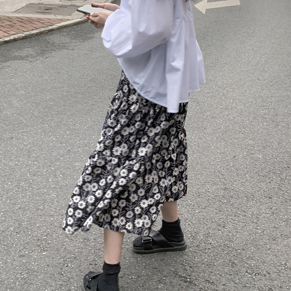 Разкроена пола с флорален десен подходяща за бременни