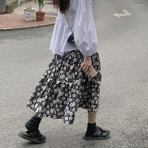 Разкроена пола с флорален десен подходяща за бременни