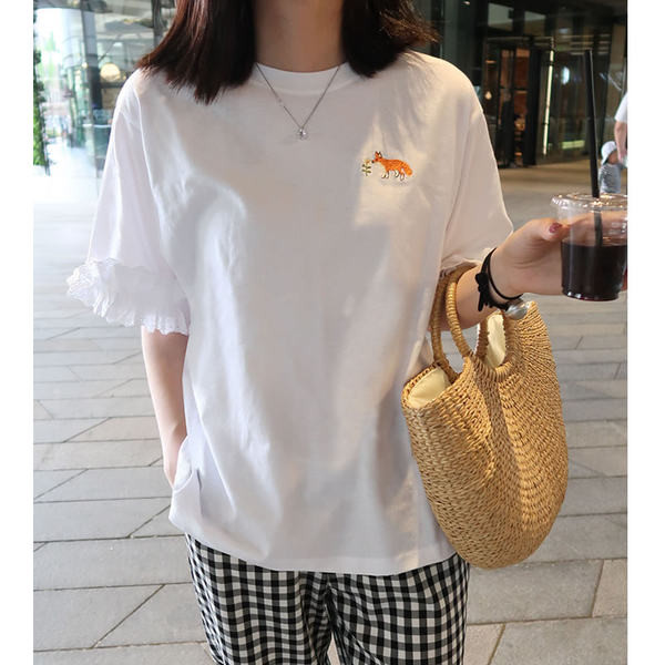 Модерна бродирана блуза с къс ръкав и къдри подходяща за бременни