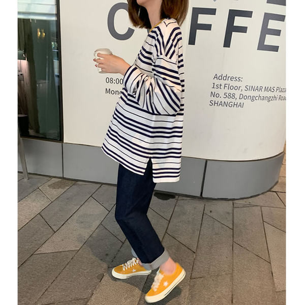 Пролетна свободна блуза за бременни с овално деколте 