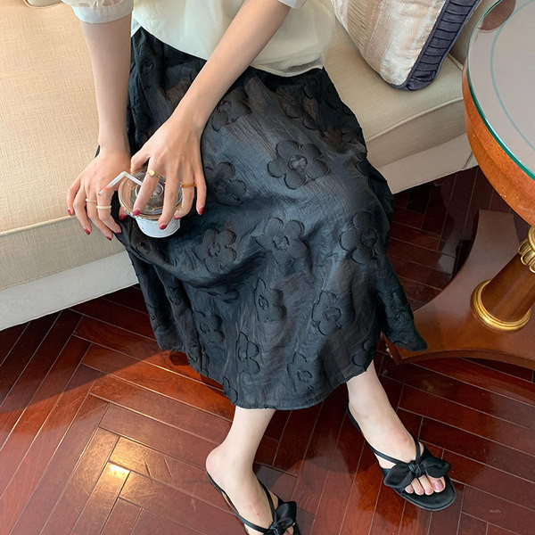 Modna trudnička suknja visokog struka s izvezenim cvjetnim motivima