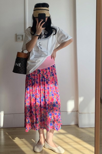 Плисирана пола със средна дължина и флорален десен