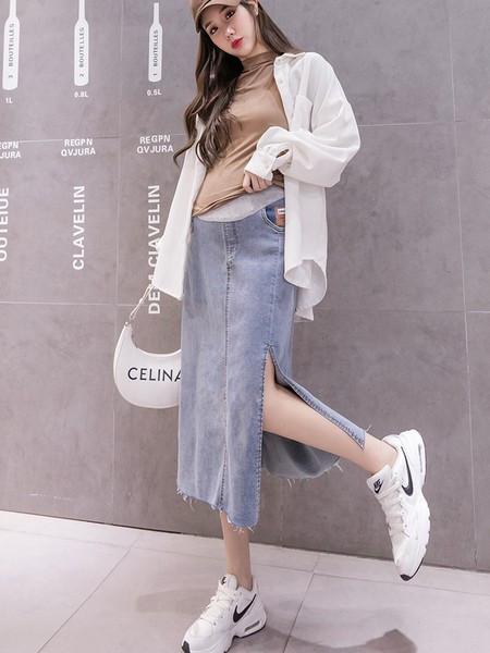 Duga ravna suknja s prorezom sa strane pogodna za trudnice