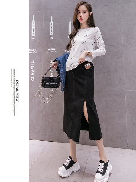 Duga ravna suknja s prorezom sa strane pogodna za trudnice