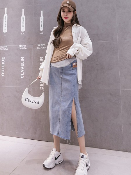 Duga ravna suknja s prorezom sa strane pogodna za trudnice