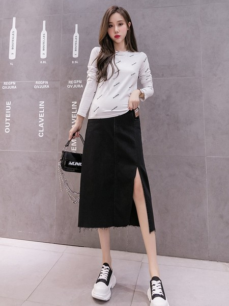 Duga ravna suknja s prorezom sa strane pogodna za trudnice