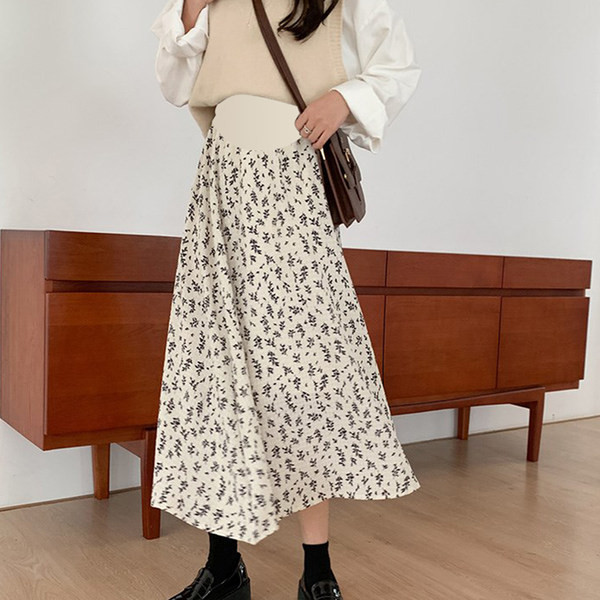 Jauna modeļa garie svārki ar ziedu motīviem grūtniecēm