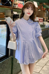 Asimetrična majica na kopčanje plave boje za trudnice