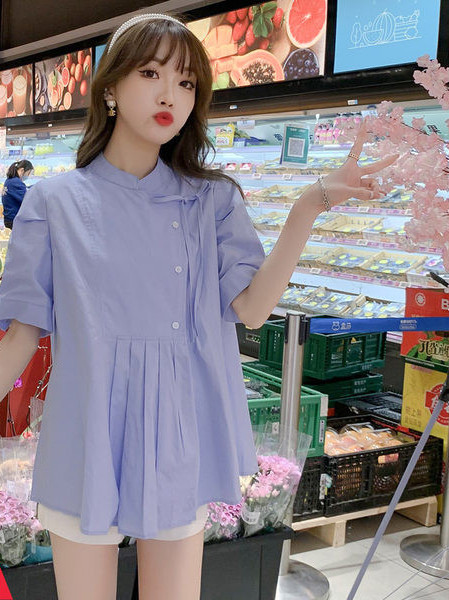 Asimetrična majica na kopčanje plave boje za trudnice