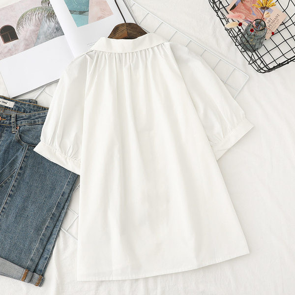 Разкроена дамска риза с класическа яка и къс ръкав