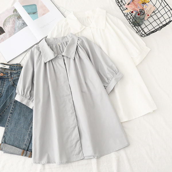 Разкроена дамска риза с класическа яка и къс ръкав