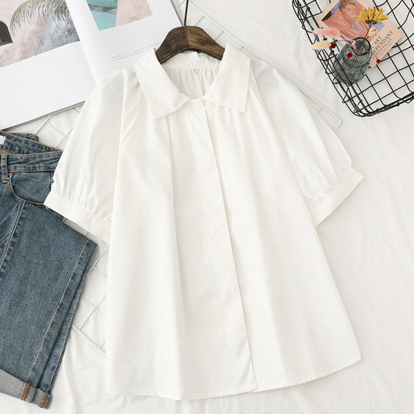 Разкроена дамска риза с класическа яка и къс ръкав