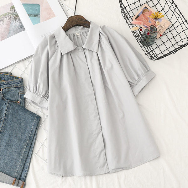 Разкроена дамска риза с класическа яка и къс ръкав