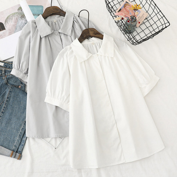 Разкроена дамска риза с класическа яка и къс ръкав