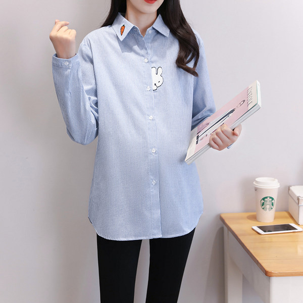 Пролетно-есенна риза за бременни с цветна щампа