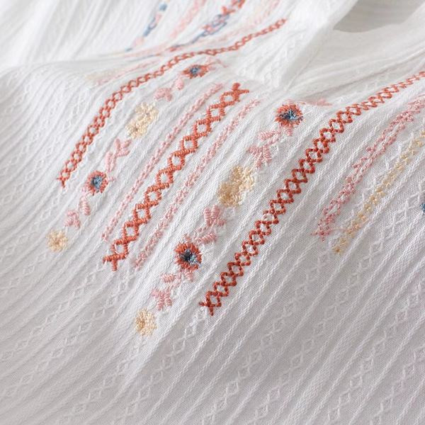 Дамска риза с бродерия и шпиц деколте подходяща за бременни