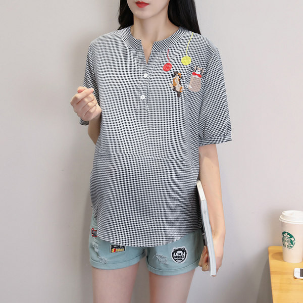 Карирана риза с копчета и цветна щампа за бременни