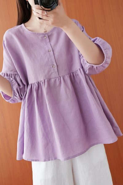 Izrezani model košulje s ovalnim izrezom i gumbima