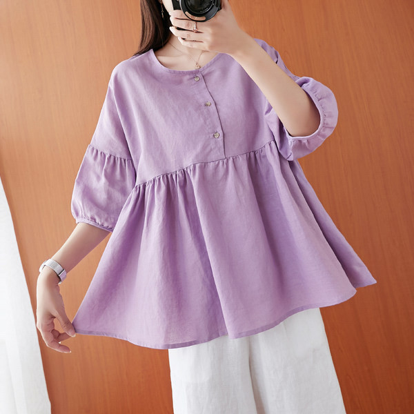 Izrezani model košulje s ovalnim izrezom i gumbima