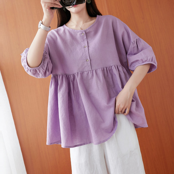 Izrezani model košulje s ovalnim izrezom i gumbima