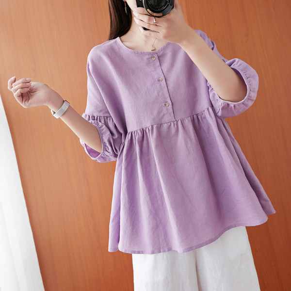 Izrezani model košulje s ovalnim izrezom i gumbima