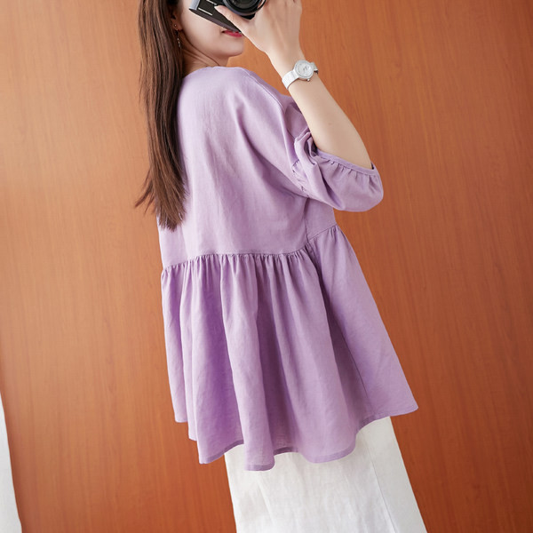 Izrezani model košulje s ovalnim izrezom i gumbima