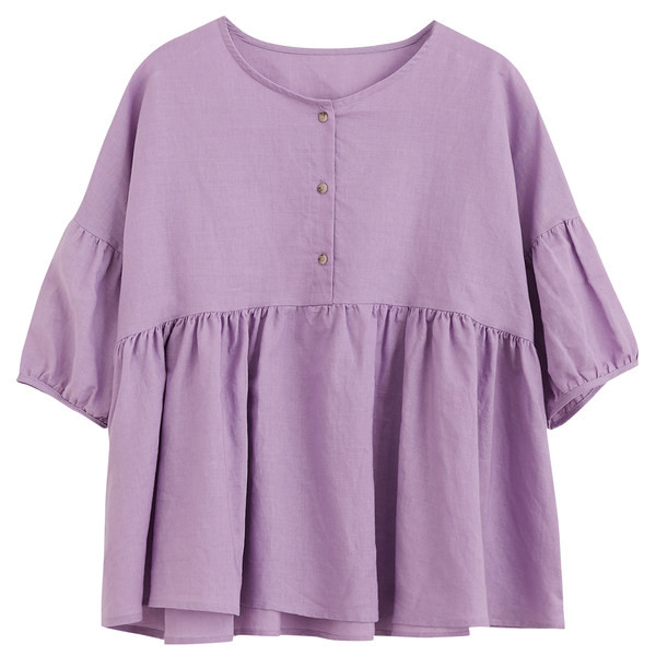 Izrezani model košulje s ovalnim izrezom i gumbima