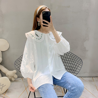 Μοντέρνο πουκάμισο εγκυμοσύνης με οβάλ λαιμόκοψη και κέντημα