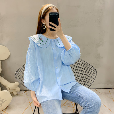 Μοντέρνο πουκάμισο εγκυμοσύνης με οβάλ λαιμόκοψη και κέντημα