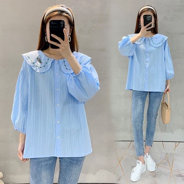 Μοντέρνο πουκάμισο εγκυμοσύνης με οβάλ λαιμόκοψη και κέντημα