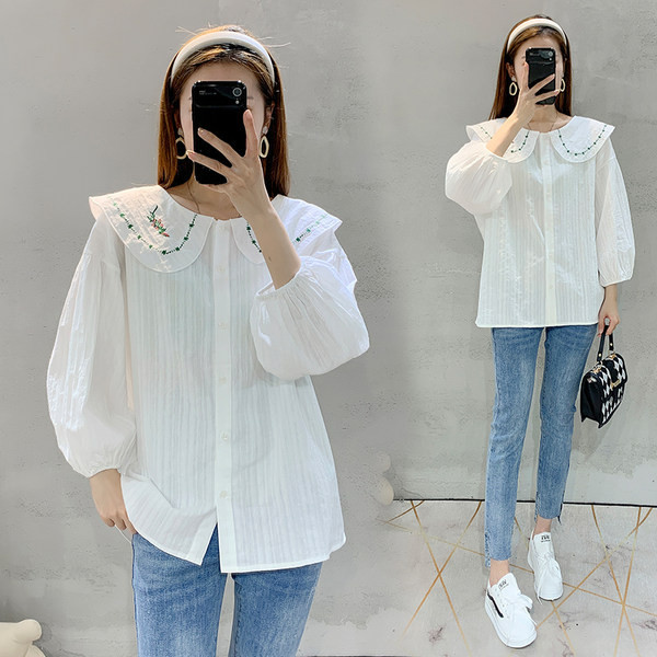 Μοντέρνο πουκάμισο εγκυμοσύνης με οβάλ λαιμόκοψη και κέντημα