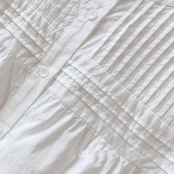 Skraćena trudnička košulja s gumbima i volanima