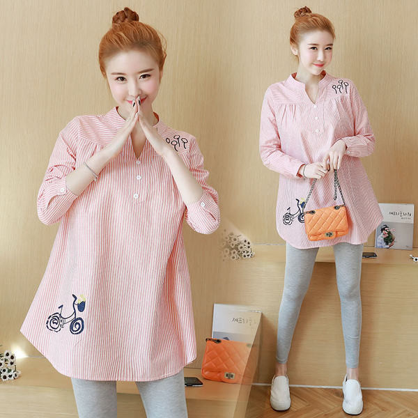 Πουκάμισο εγκυμοσύνης σε χαλαρή εφαρμογή με κοντό μανίκι και κέντημα