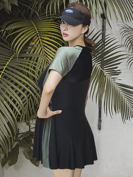 Ολόσωμο μαγιό με κοντά μανίκια κατάλληλο για εγκύους