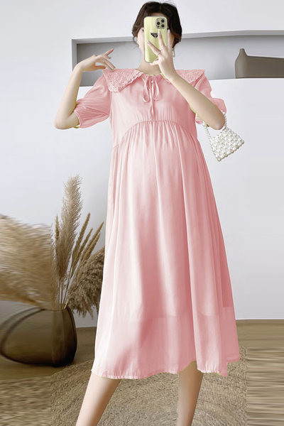 Moderna ljetna trudnička haljina u roza boji